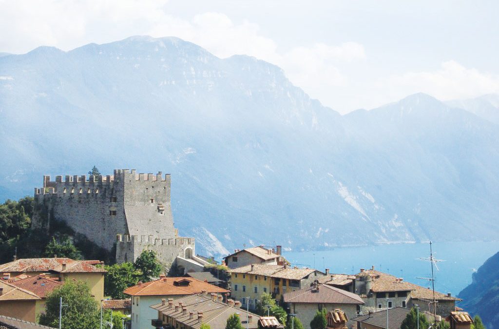 Il borgo rurale di Tenno e il suo lago turchese